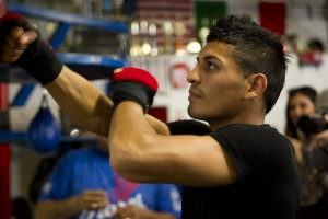 #Video Abner Mares works out for the media